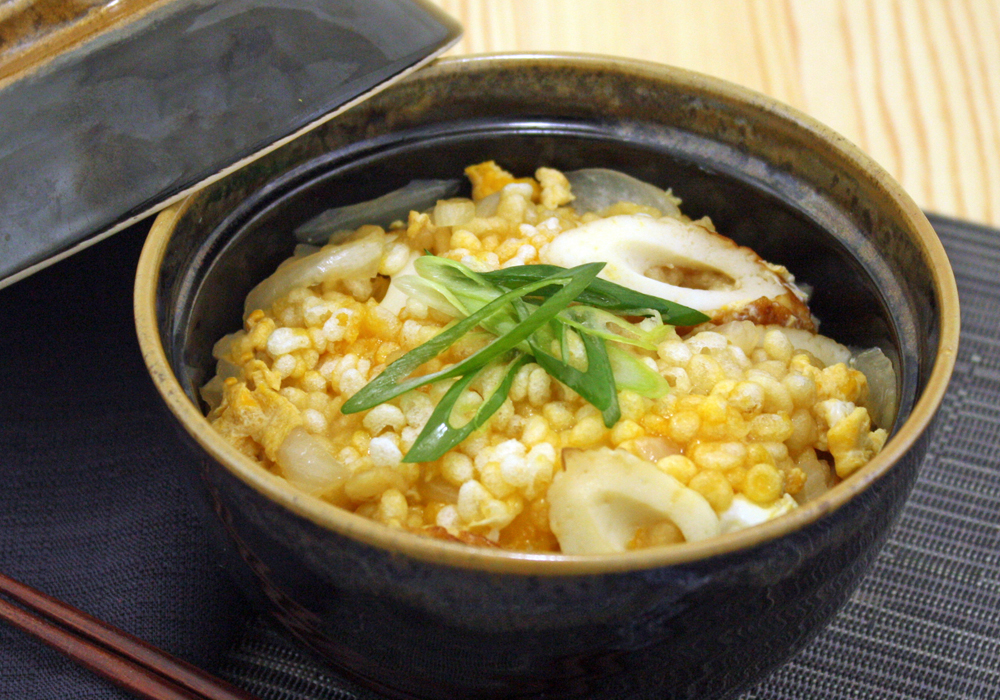 玉ねぎとちくわの天かす卵丼
